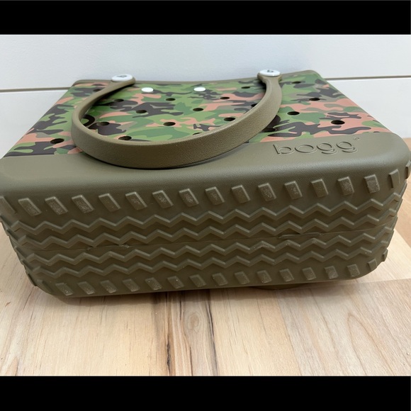 Bogg Bag NWT SIZE BABY BOGG…color is camo with coral - Picture 3 of 6